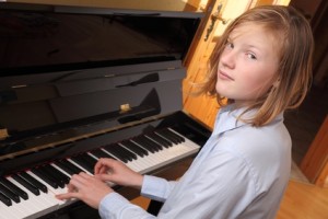 Mädchen lernt Klavier spielen per Internet